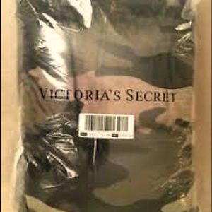 Victoria’s Secret Pink Sherpa Blanket CAMO RARE